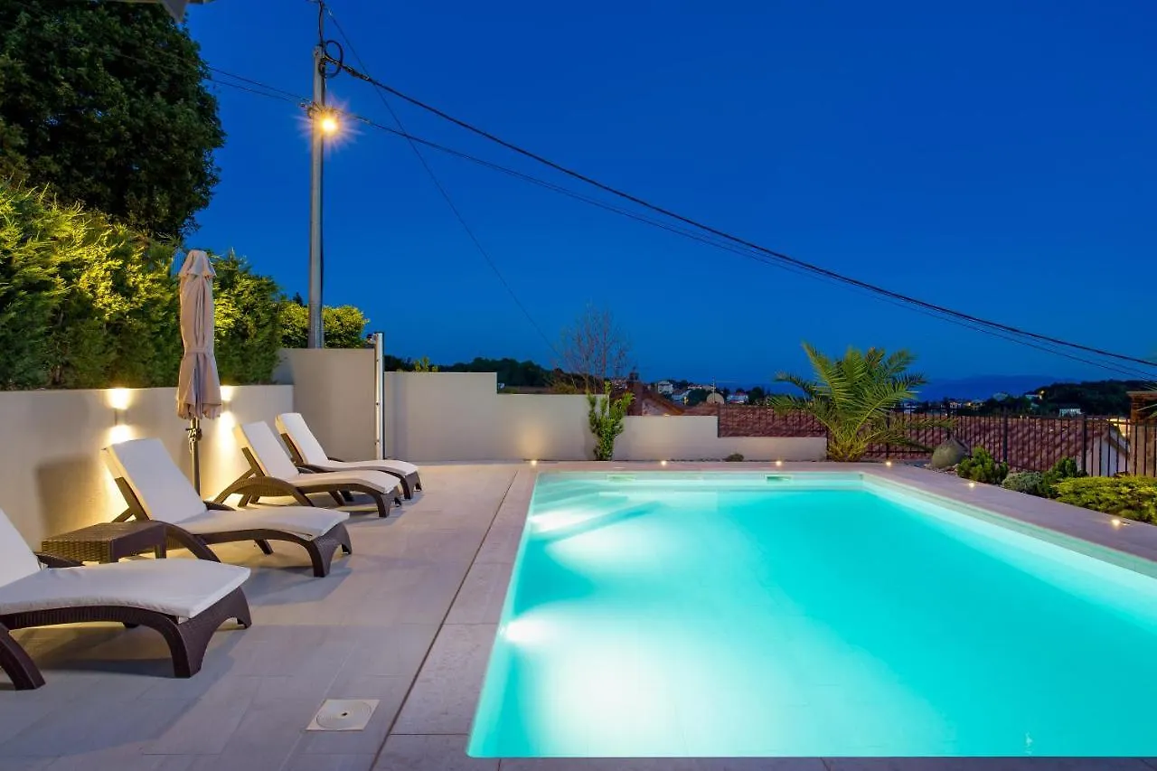 Srok Luxury Apartment With Pool Kastav